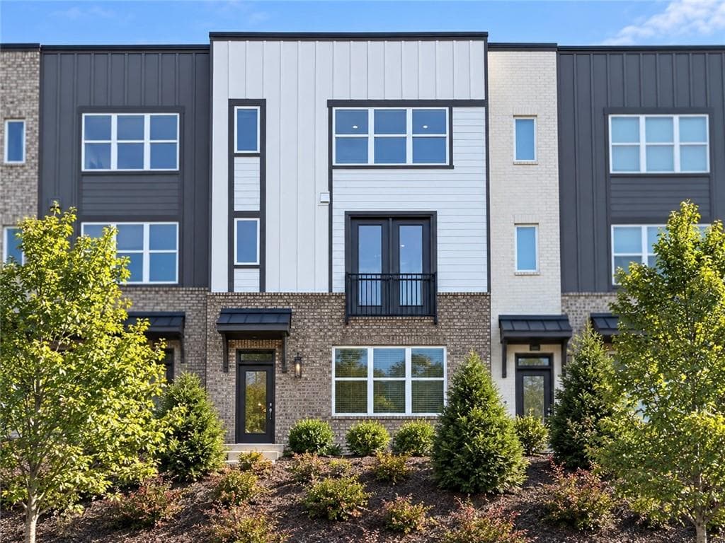 3 bedroom, 4 bathroom townhouse under contract at 5645 PEACH ORCHARD Trail, Peachtree Corners, GA 30092