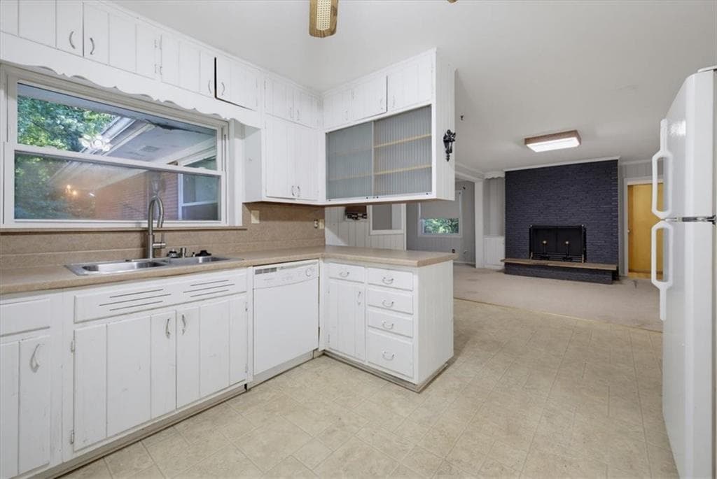 4 bedroom, 2 bathroom, 2,214 sq ft single family residence under contract at 2972 Arrowood Drive, East Point, GA 30344 — photo 9