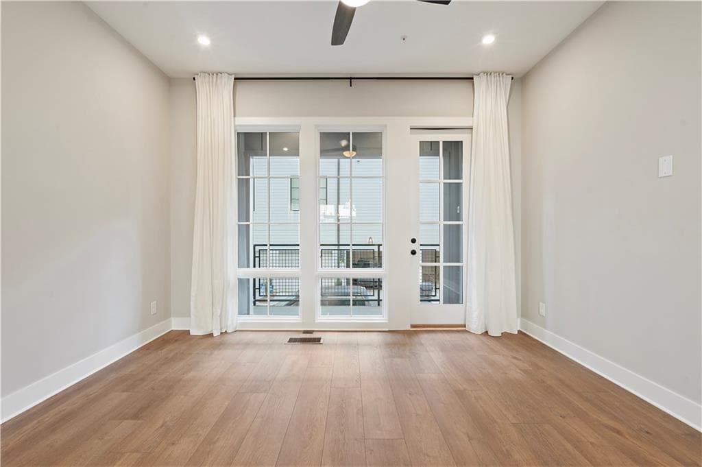 2 bedroom, 3 bathroom, 1,317 sq ft condominium for sale at 989 Bibbs Circle NW 24, Atlanta, GA 30318 — photo 3