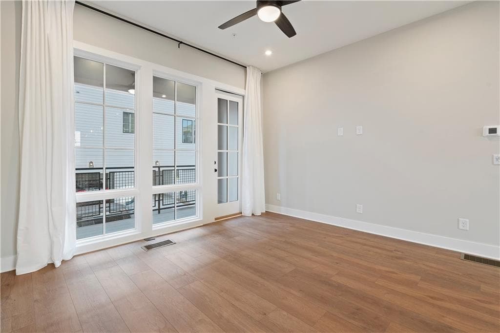 2 bedroom, 3 bathroom, 1,317 sq ft condominium for sale at 989 Bibbs Circle NW 24, Atlanta, GA 30318 — photo 4
