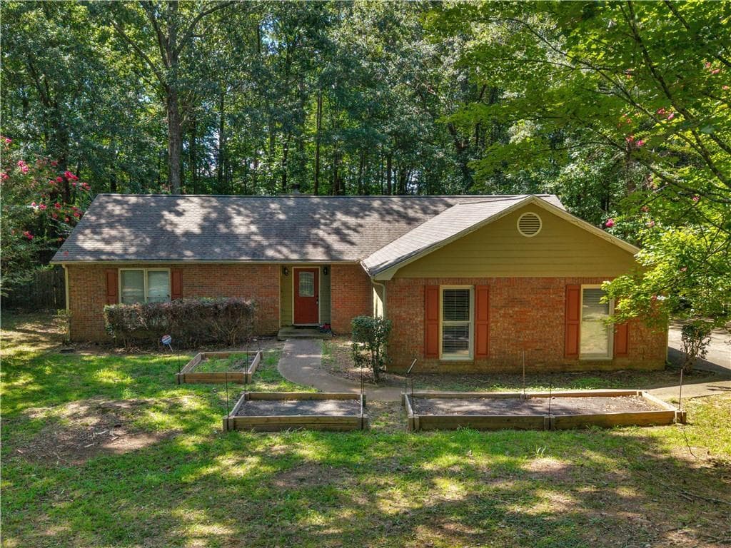 3 bedroom, 2 bathroom, 1,976 sq ft single family residence for sale at 351 Waterford Drive, Jonesboro, GA 30238 — photo 2