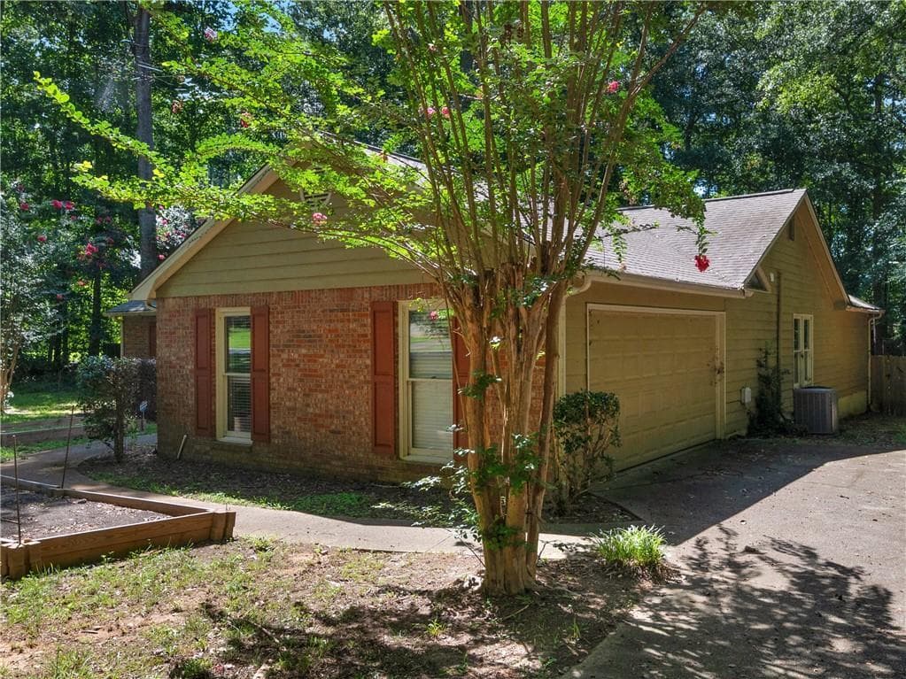 3 bedroom, 2 bathroom, 1,976 sq ft single family residence for sale at 351 Waterford Drive, Jonesboro, GA 30238 — photo 4