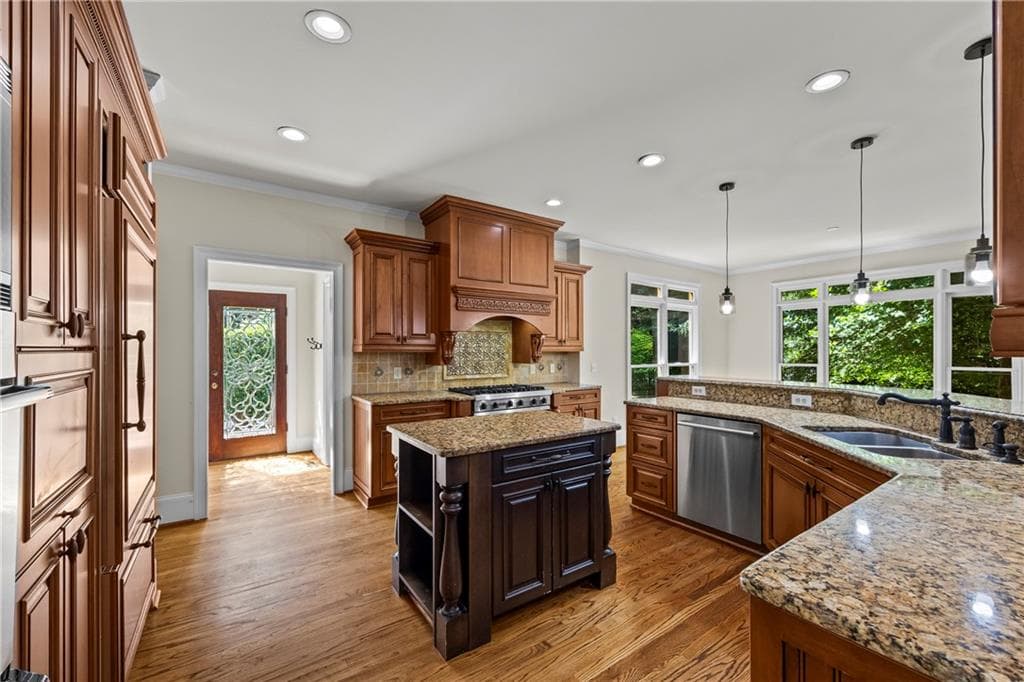 6 bedroom, 5 bathroom, 5,780 sq ft single family residence for sale at 5545 Stoneleigh Drive, Suwanee, GA 30024 — photo 10