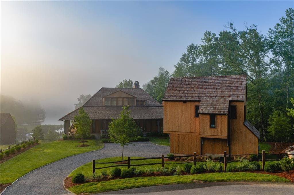 4 bedroom, 6 bathroom, 4,942 sq ft single family residence for sale at 140 Cove View Lane, Clarkesville, GA 30523 — photo 4