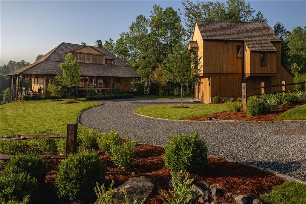 4 bedroom, 6 bathroom, 4,942 sq ft single family residence for sale at 140 Cove View Lane, Clarkesville, GA 30523 — photo 6