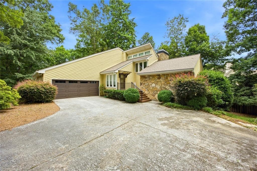 4 bedroom, 4 bathroom, 4,010 sq ft single family residence for sale at 2990 Ascot Lane, Roswell, GA 30076 — photo 2