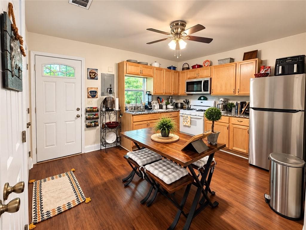 3 bedroom, 2 bathroom, 1,040 sq ft single family residence for sale at 792 Plainville Circle, Atlanta, GA 30331 — photo 8