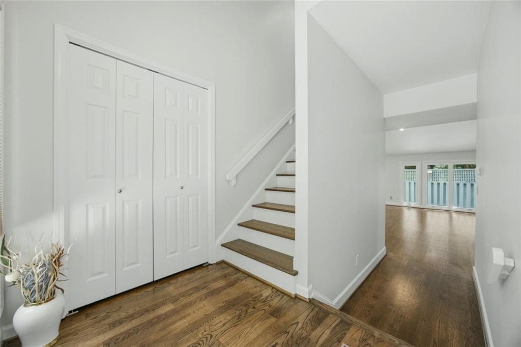 4 bedroom, 4 bathroom, 4,010 sq ft single family residence for sale at 2990 Ascot Lane, Roswell, GA 30076 — photo 3