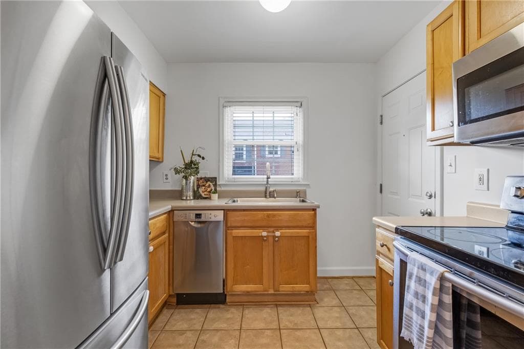 2 bedroom, 1 bathroom, 840 sq ft condominium for sale at 572 Goldsboro Road A, Atlanta, GA 30307 — photo 2