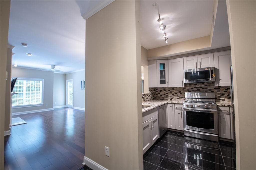 2 bedroom, 2 bathroom, 1,105 sq ft condominium for rent at 3275 NE Lenox Road 207, Atlanta, GA 30324 for $2,225 a month — photo 5