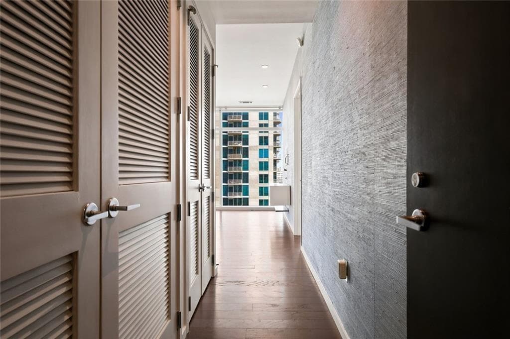2 bedroom, 2 bathroom, 1,587 sq ft condominium for sale at 45 Ivan Allen Jr Boulevard 1808, Atlanta, GA 30308 — photo 4