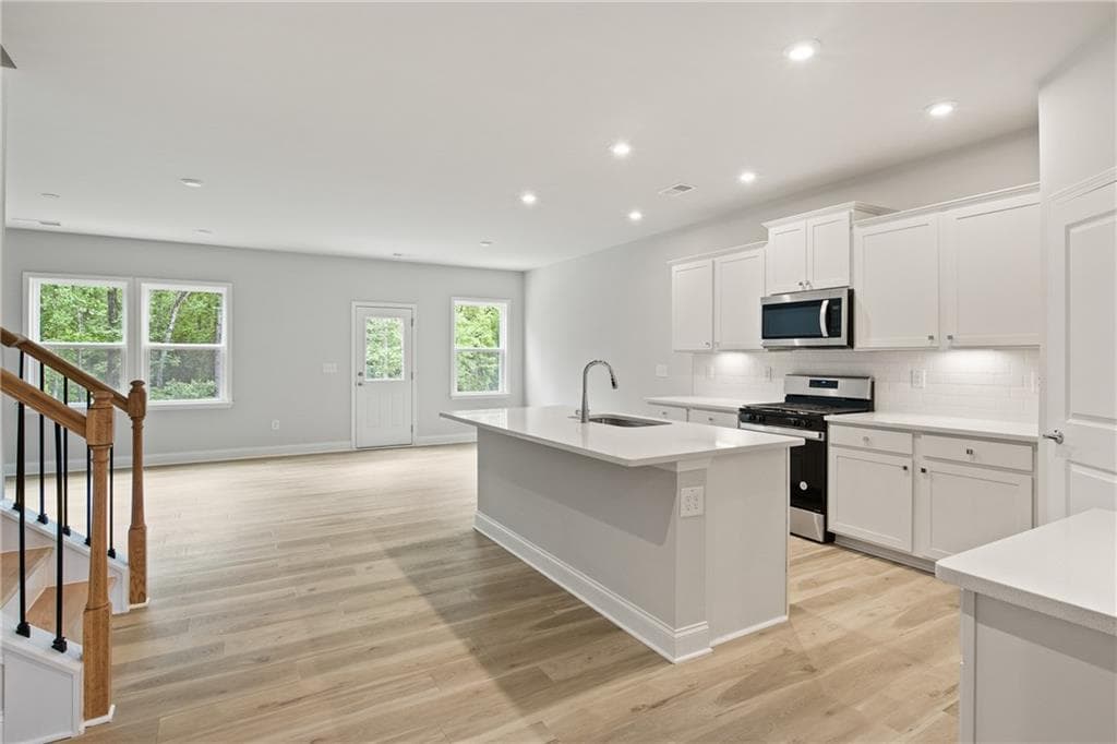 4 bedroom, 3 bathroom, 2,622 sq ft single family residence under contract at 256 Delilah Court, Mcdonough, GA 30252 — photo 3