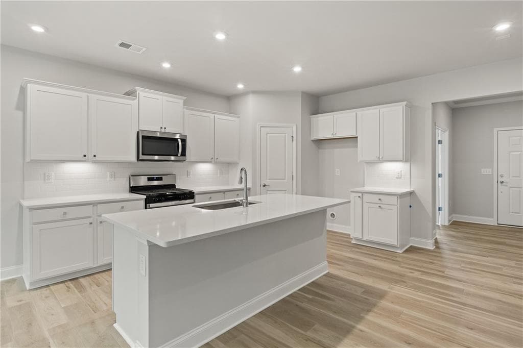 4 bedroom, 3 bathroom, 2,622 sq ft single family residence under contract at 256 Delilah Court, Mcdonough, GA 30252 — photo 4