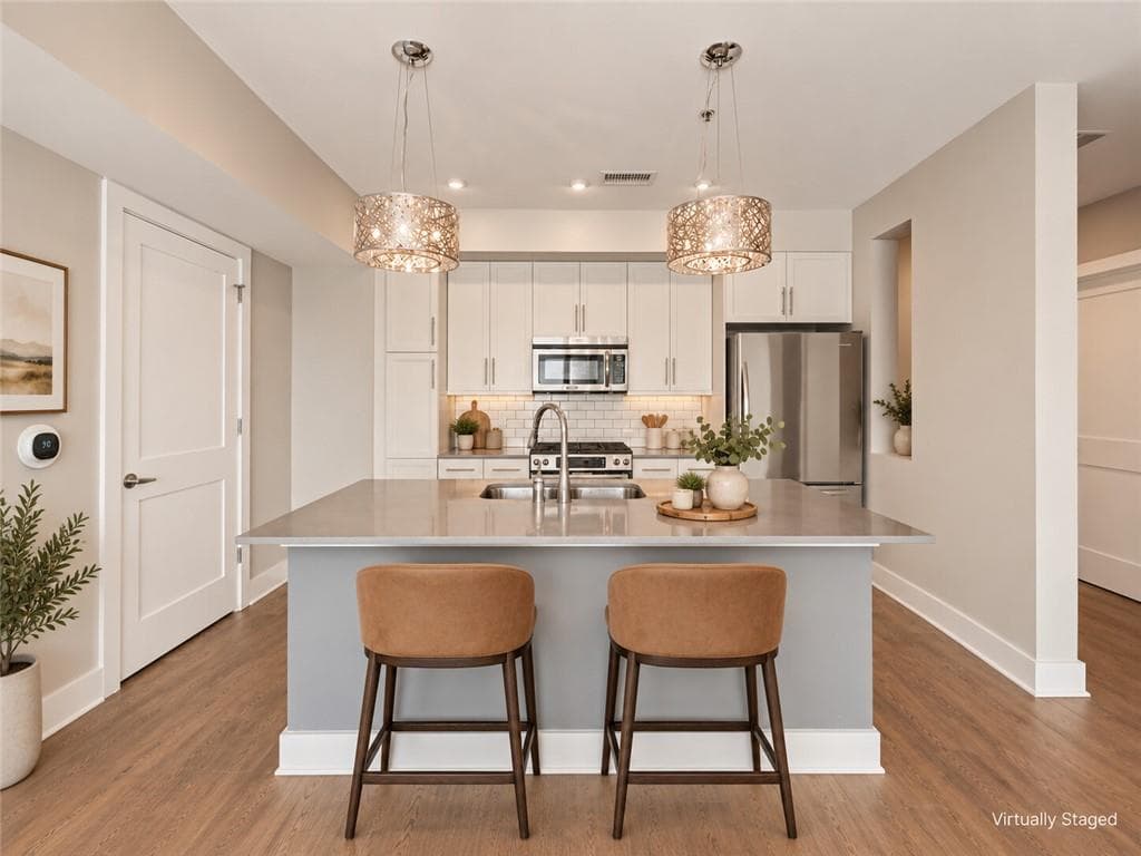 2 bedroom, 2 bathroom, 1,249 sq ft condominium for sale at 1100 Howell Mill Road 812, Atlanta, GA 30318 — photo 3