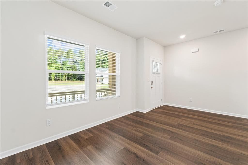 4 bedroom, 3 bathroom, 2,500 sq ft single family residence for sale at 302 HUDSON Court, Jackson, GA 30233 — photo 5