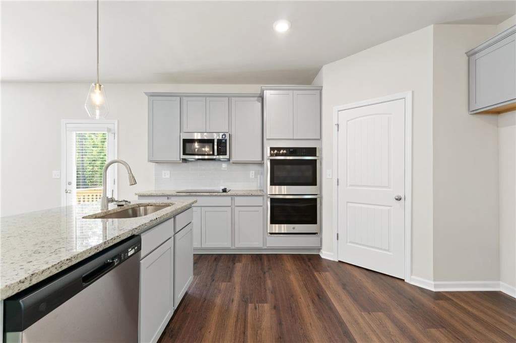 4 bedroom, 3 bathroom, 2,500 sq ft single family residence for sale at 302 HUDSON Court, Jackson, GA 30233 — photo 7