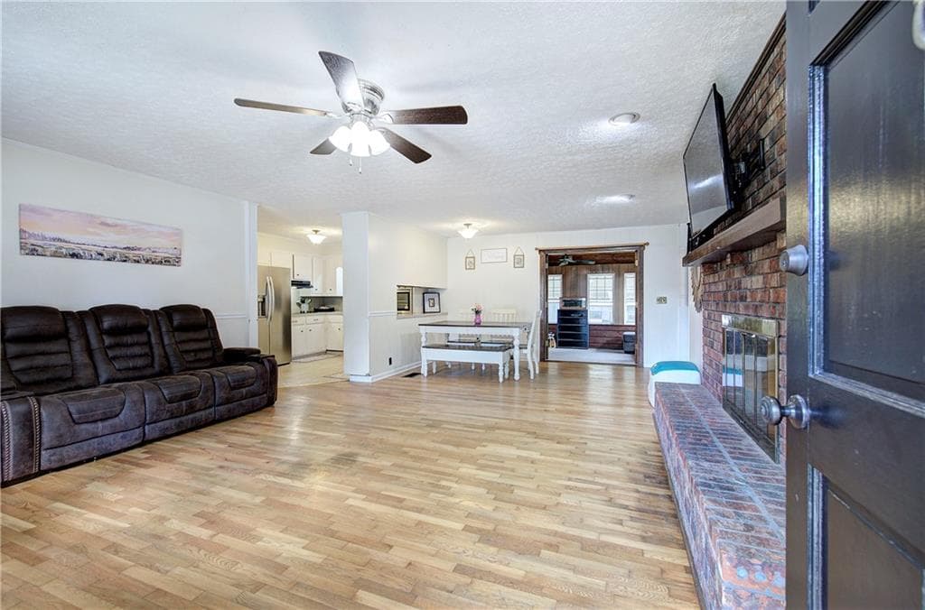 3 bedroom, 1 bathroom, 1,412 sq ft single family residence under contract at 24 Spring Street, Cartersville, GA 30120 — photo 2