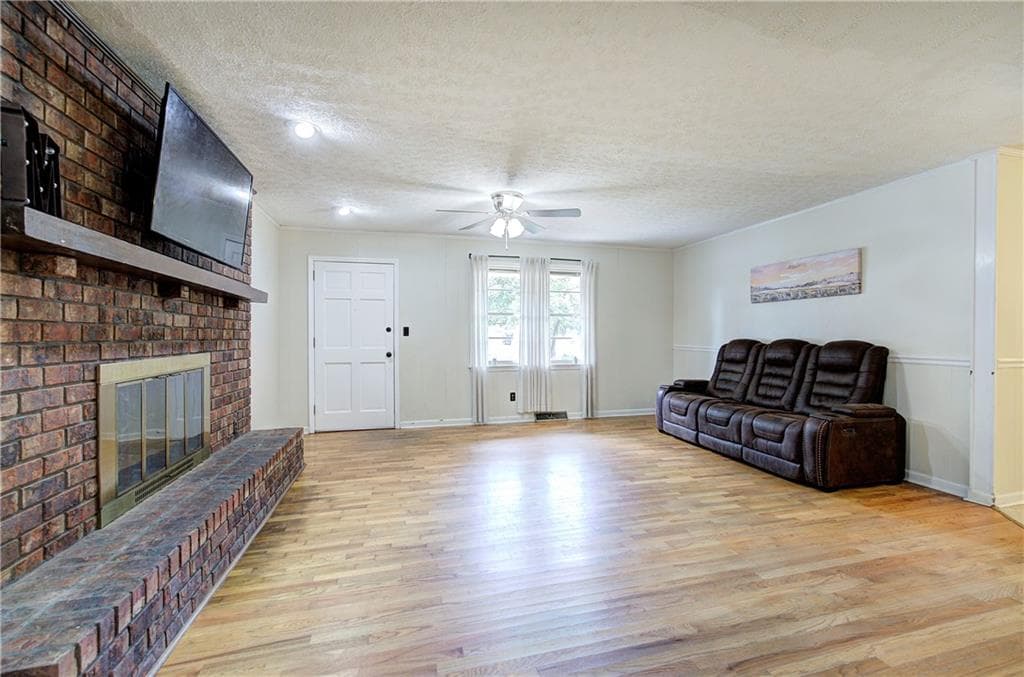 3 bedroom, 1 bathroom, 1,412 sq ft single family residence under contract at 24 Spring Street, Cartersville, GA 30120 — photo 4
