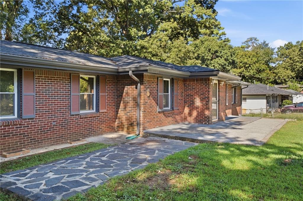 6 bedroom, 3 bathroom, 3,185 sq ft single family residence under contract at 2498 Johnson Drive, Doraville, GA 30340 — photo 2