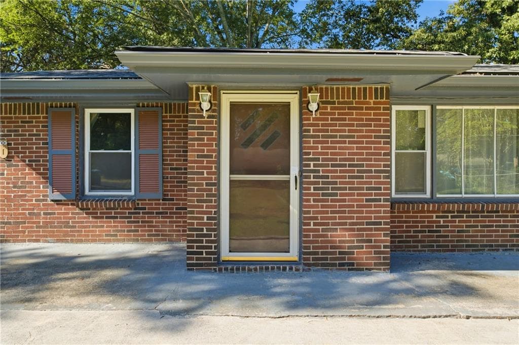 6 bedroom, 3 bathroom, 3,185 sq ft single family residence under contract at 2498 Johnson Drive, Doraville, GA 30340 — photo 3
