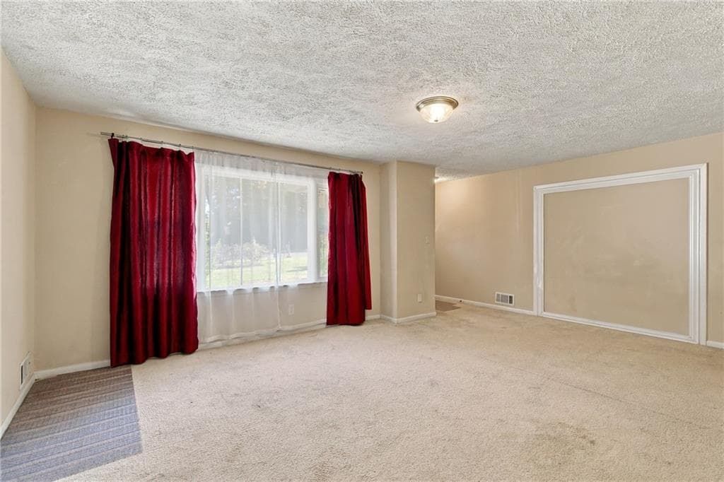 6 bedroom, 3 bathroom, 3,185 sq ft single family residence under contract at 2498 Johnson Drive, Doraville, GA 30340 — photo 6