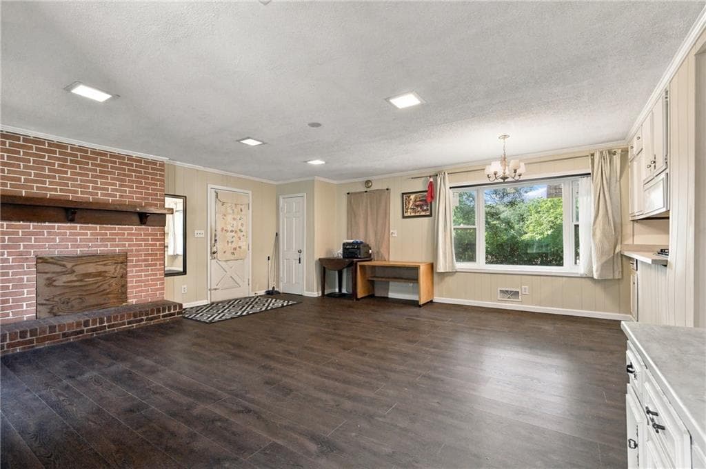 6 bedroom, 3 bathroom, 3,185 sq ft single family residence under contract at 2498 Johnson Drive, Doraville, GA 30340 — photo 9