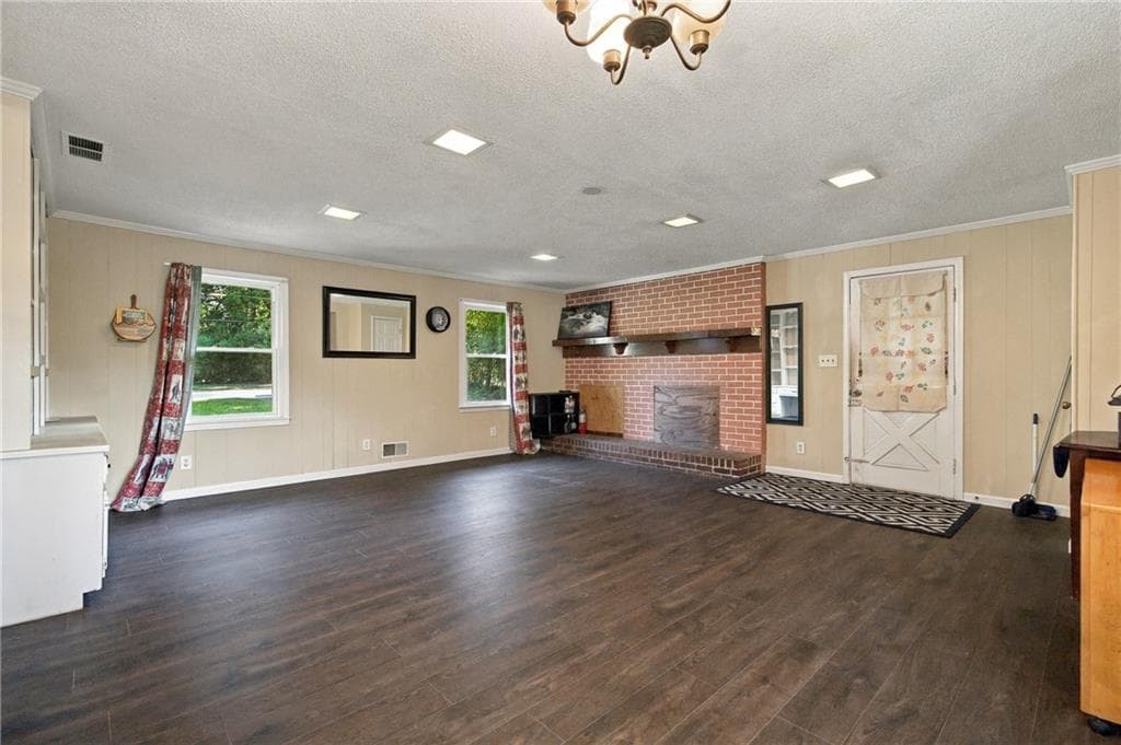 6 bedroom, 3 bathroom, 3,185 sq ft single family residence under contract at 2498 Johnson Drive, Doraville, GA 30340 — photo 10