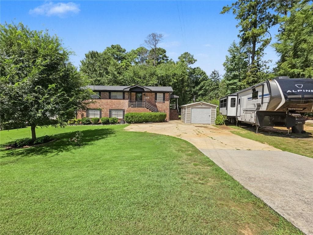 2 bedroom, 3 bathroom, 2,350 sq ft single family residence under contract at 4810 Brownsville Road, Powder Springs, GA 30127 — photo 3
