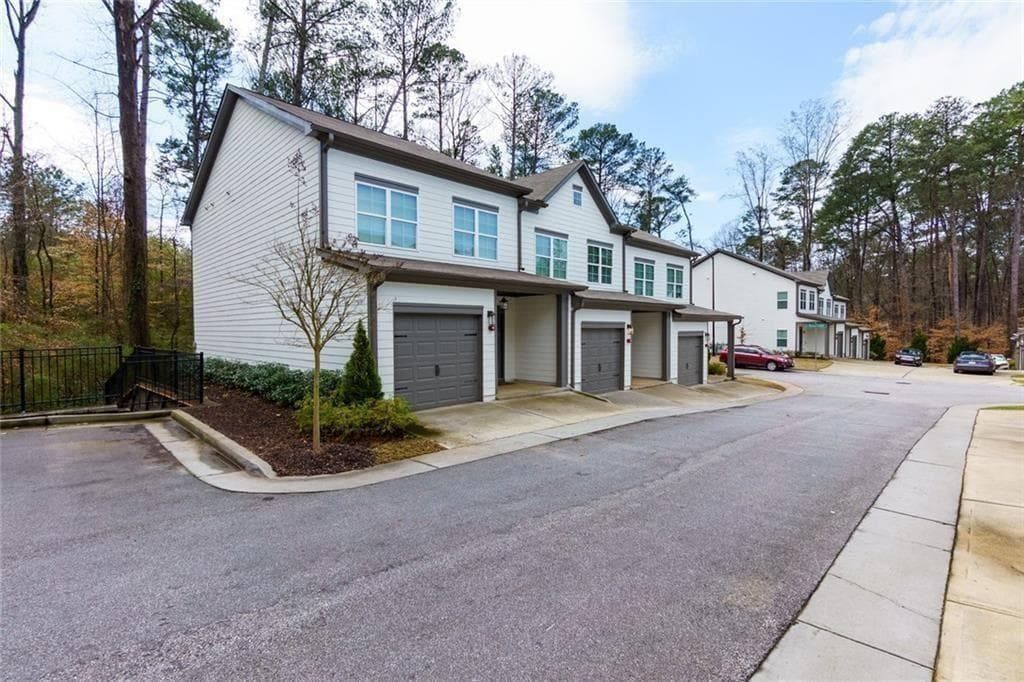 3 bedroom, 3 bathroom, 1,546 sq ft townhouse for sale at 2913 Ilir, Atlanta, GA 30318 — photo 2