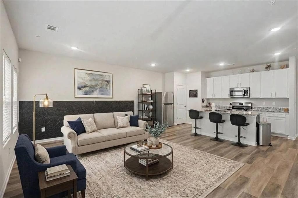 3 bedroom, 3 bathroom, 1,650 sq ft townhouse for sale at 5431 Biltmore Drive, Atlanta, GA 30349 — photo 3