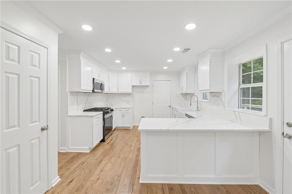 6 bedroom, 4 bathroom, 3,424 sq ft single family residence for sale at 2890 Northcliff Drive, Suwanee, GA 30024 — photo 6