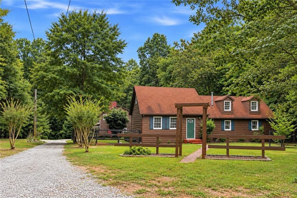3 bedroom, 3 bathroom, 2,125 sq ft single family residence for sale at 5129 Fourth Colony Drive, Gainesville, GA 30504 — photo 2