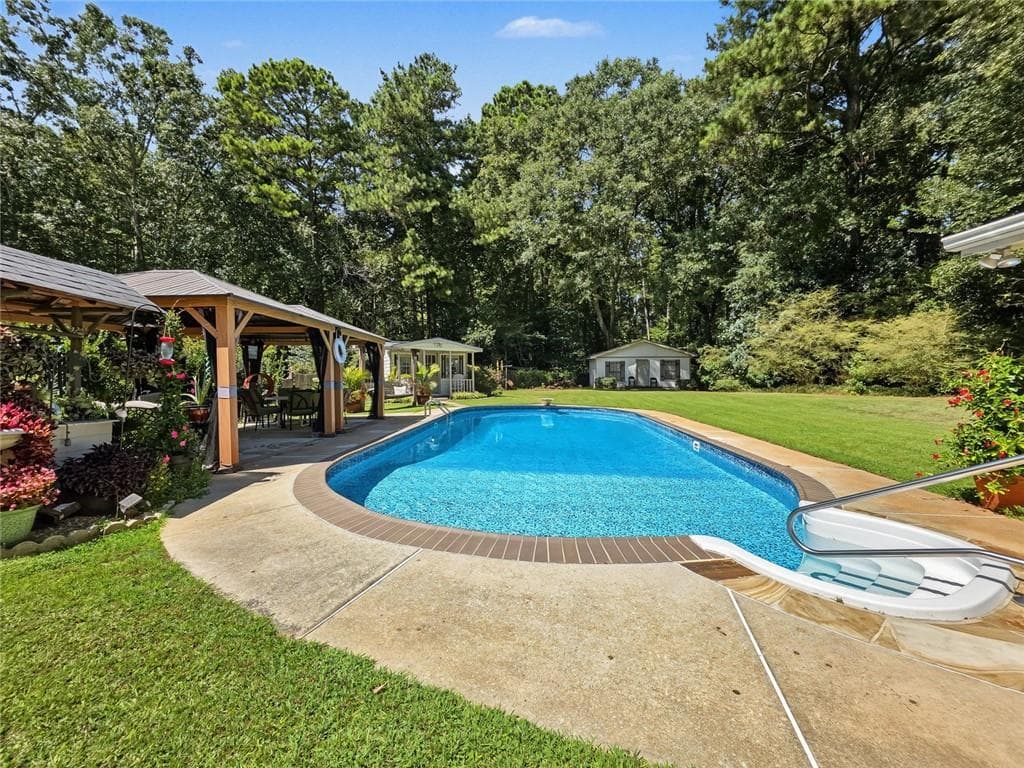 3 bedroom, 2 bathroom, 2,662 sq ft single family residence under contract at 4820 Brownsville Road, Powder Springs, GA 30127 — photo 3