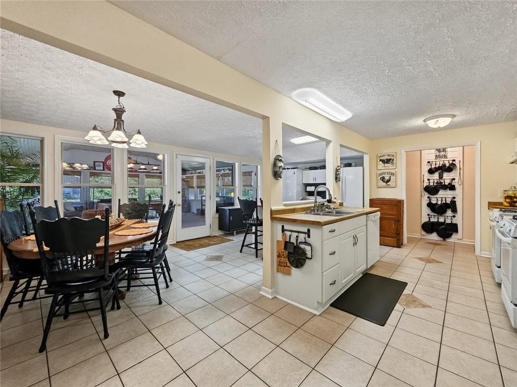 3 bedroom, 2 bathroom, 2,662 sq ft single family residence under contract at 4820 Brownsville Road, Powder Springs, GA 30127 — photo 9