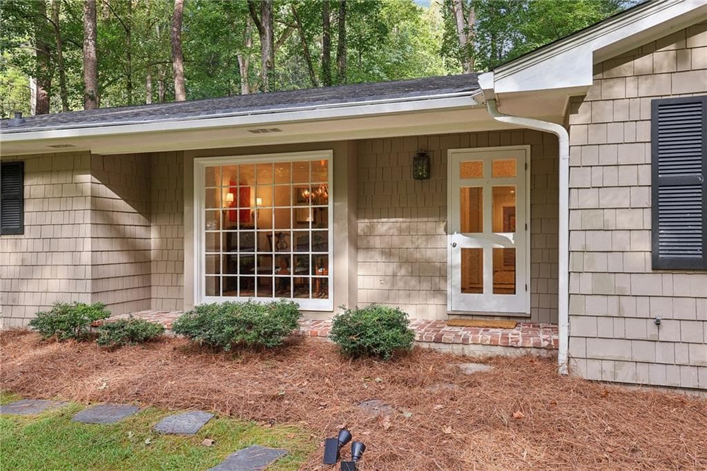 4 bedroom, 4 bathroom, 2,904 sq ft single family residence under contract at 2970 Mornington Drive, Atlanta, GA 30327 — photo 2