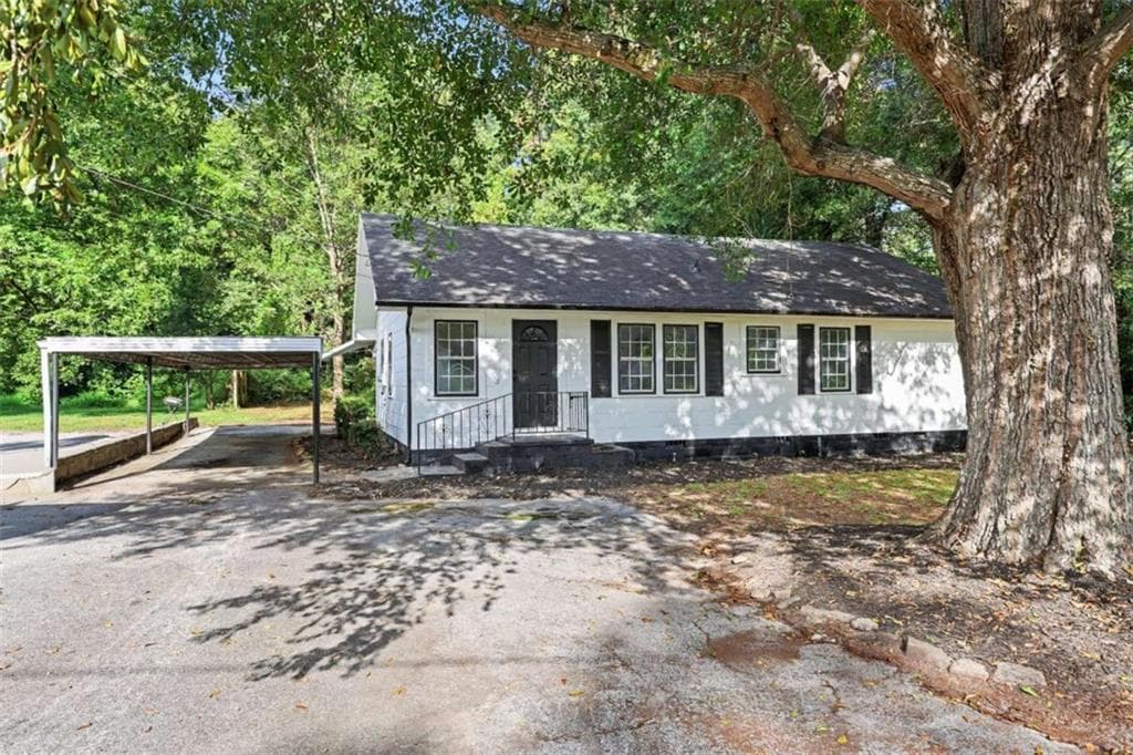 2 bedroom, 2 bathroom, 1,288 sq ft single family residence for sale at 1059 Prather Bridge Road, Toccoa, GA 30577