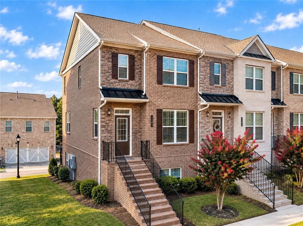 3 bedroom, 4 bathroom, 1,982 sq ft townhouse for sale at 2695 La Rive Drive, Duluth, GA 30097 — photo 1 of 40