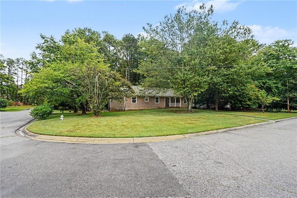 4 bedroom, 3 bathroom, 2,084 sq ft single family residence for sale at 2726 Raven Wood Drive, Snellville, GA 30078 — photo 2