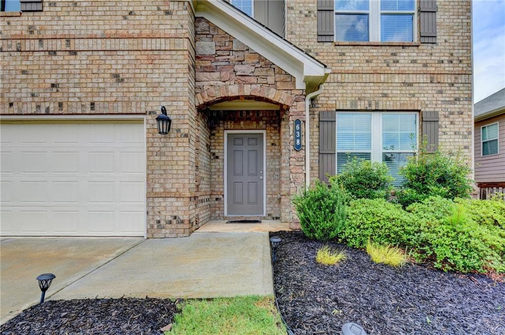 4 bedroom, 4 bathroom, 2,752 sq ft single family residence under contract at 638 Saffron Boulevard, Lawrenceville, GA 30045 — photo 3