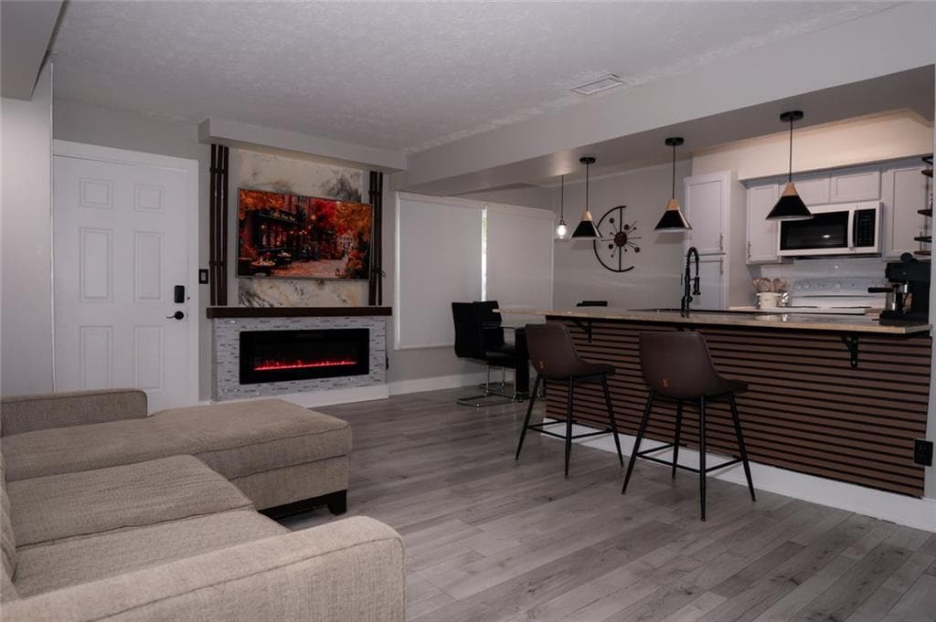 2 bedroom, 1 bathroom, 882 sq ft condominium for sale at 1384 Old Coach Road, Marietta, GA 30008 — photo 2