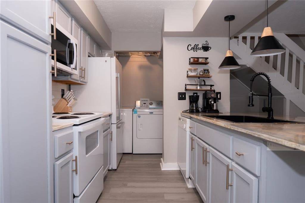 2 bedroom, 1 bathroom, 882 sq ft condominium for sale at 1384 Old Coach Road, Marietta, GA 30008 — photo 4