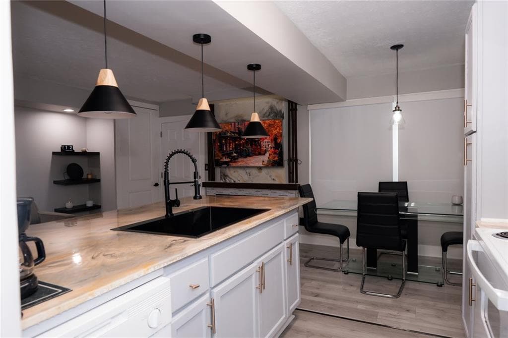 2 bedroom, 1 bathroom, 882 sq ft condominium for sale at 1384 Old Coach Road, Marietta, GA 30008 — photo 5