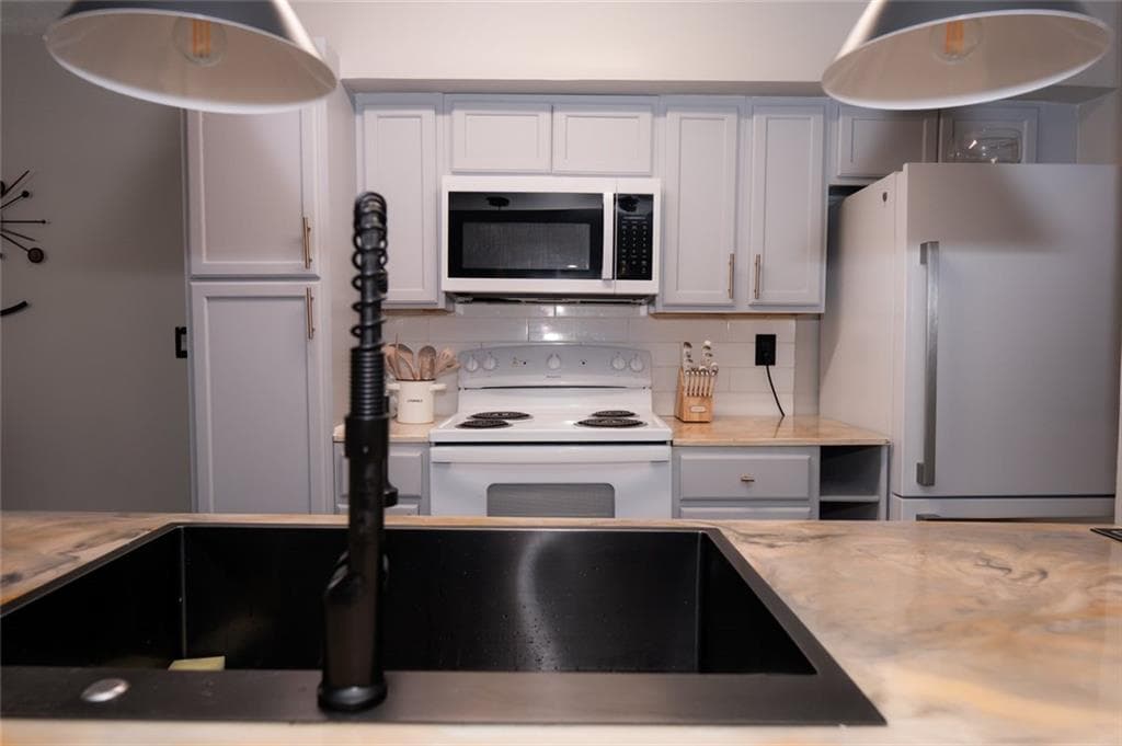 2 bedroom, 1 bathroom, 882 sq ft condominium for sale at 1384 Old Coach Road, Marietta, GA 30008 — photo 6