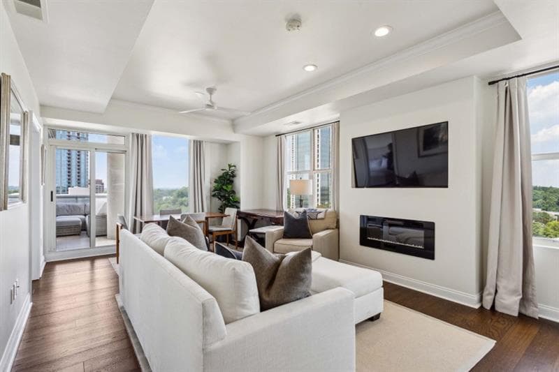 2 bedroom, 2 bathroom, 1,100 sq ft condominium for sale at 2881 Peachtree Road 1005, Atlanta, GA 30305 — photo 1 of 24
