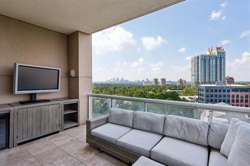 2 bedroom, 2 bathroom, 1,100 sq ft condominium for sale at 2881 Peachtree Road 1005, Atlanta, GA 30305 — photo 2