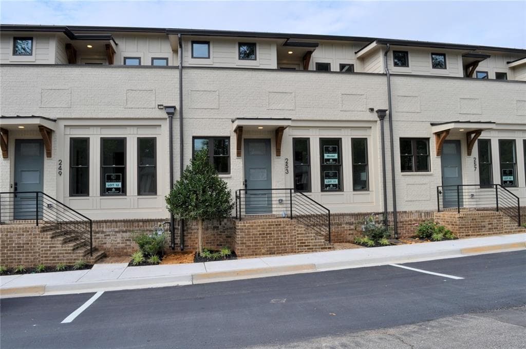 3 bedroom, 5 bathroom, 2,660 sq ft townhouse under contract at 253 White Street, Marietta, GA 30060