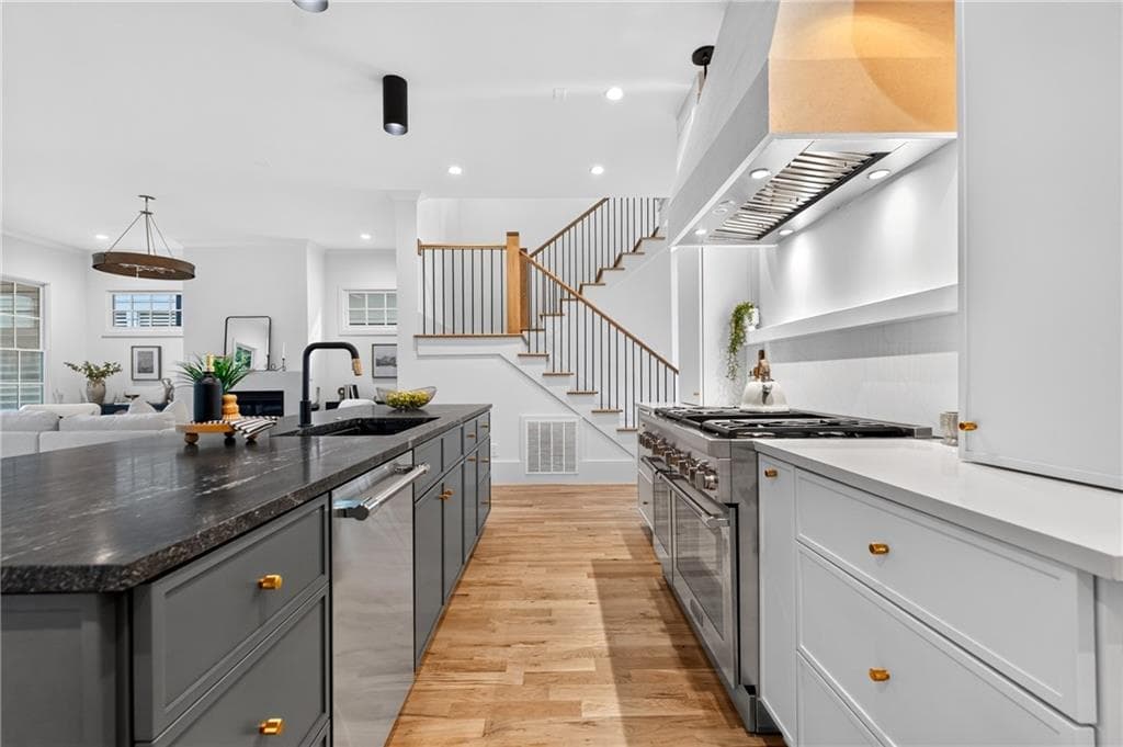 5 bedroom, 5 bathroom, 4,013 sq ft single family residence for sale at 652 Timm Valley Road, Atlanta, GA 30305 — photo 7