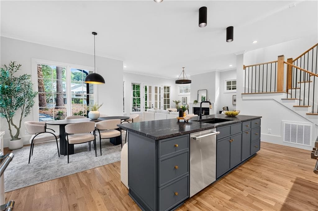 5 bedroom, 5 bathroom, 4,013 sq ft single family residence for sale at 652 Timm Valley Road, Atlanta, GA 30305 — photo 9