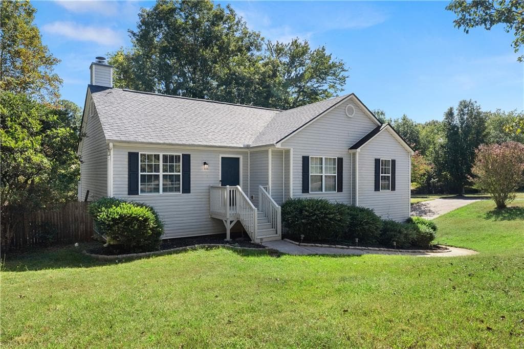3 bedroom, 2 bathroom, 2,050 sq ft single family residence under contract at 8315 Deliah Way, Gainesville, GA 30506 — photo 3