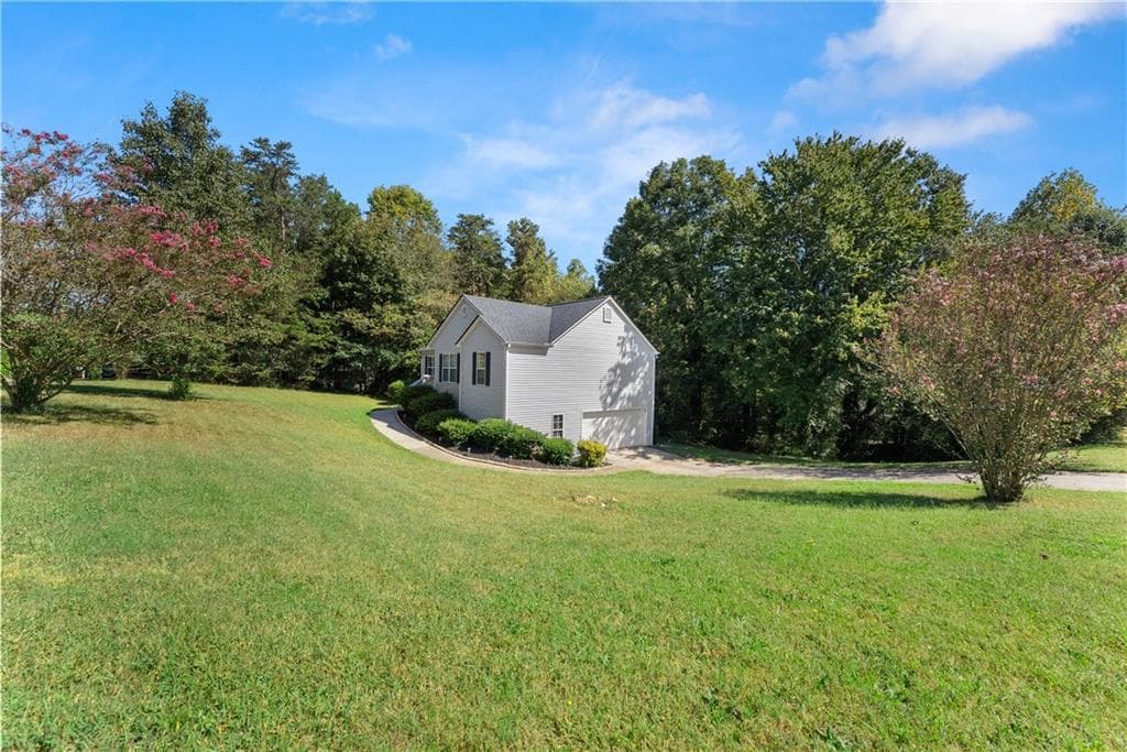 3 bedroom, 2 bathroom, 2,050 sq ft single family residence under contract at 8315 Deliah Way, Gainesville, GA 30506 — photo 10